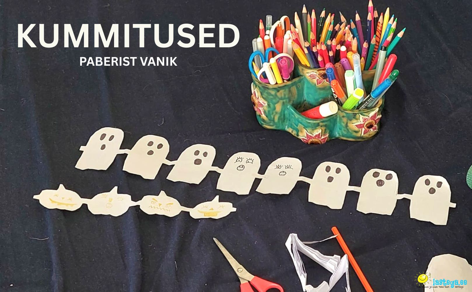 Paberist kummituste vanik – lõbus Halloweeni meisterdus Lapsed meisterdasid paberist kummituste vaniku – iga kummitus sai oma näo ja ilme. Laual on värvipliiatsid, käärid ja valminud Halloweeni kaunistus.