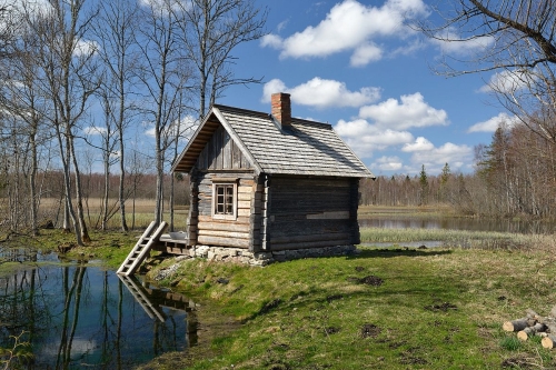 Pere kütab vanaaegset sauna.