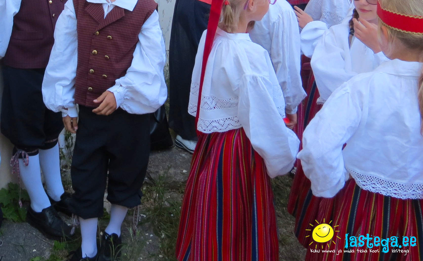 Vaata kuidas vihmaga hoida ennast ja hooldada märjaks saanud rahvarõivaid! Vaata kuidas vihmaga hoida ennast ja hooldada märjaks saanud rahvarõivaid!