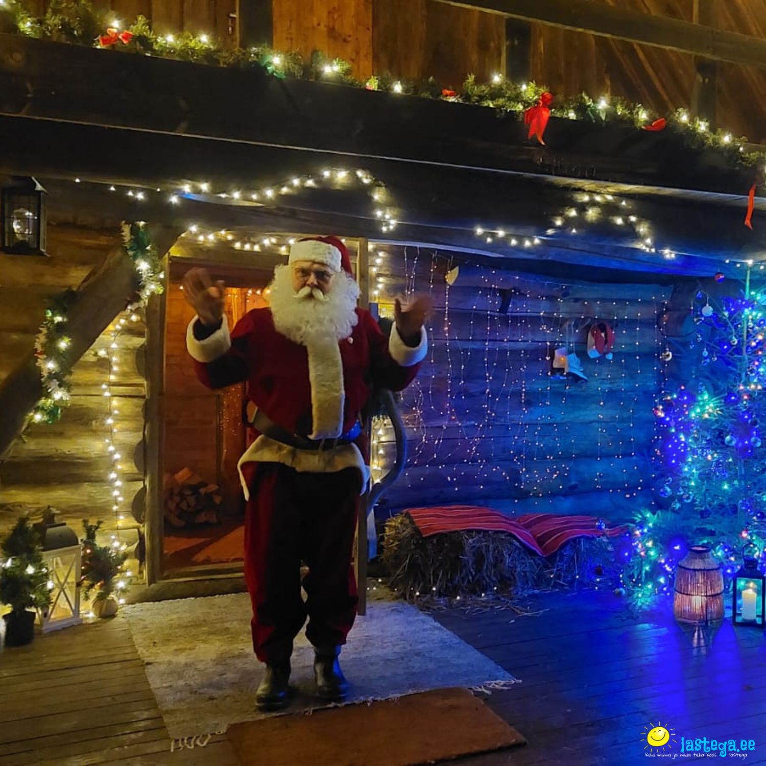 Jõuluvana oma Eestimaa suvekodu uksel meile lehvitamas.
