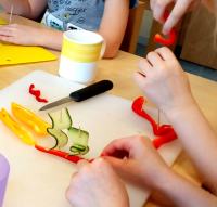 Last õpetatakse sööma toitu, kasutades kõiki viit meelt: