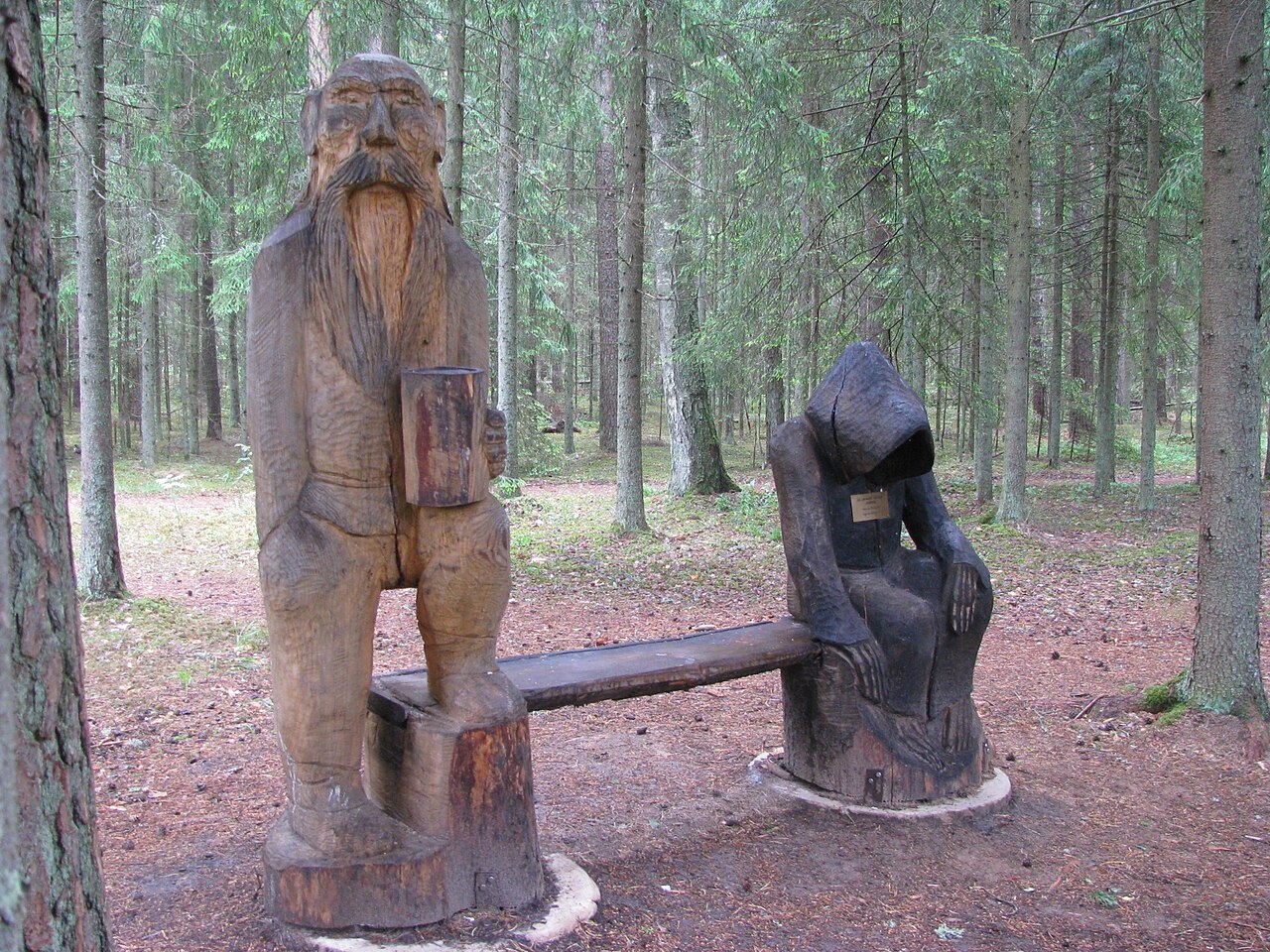 Puuskulptuurid loodusrajal Elva Vaikse järve lähistel, 23._juuni 2009, wikimedia.
