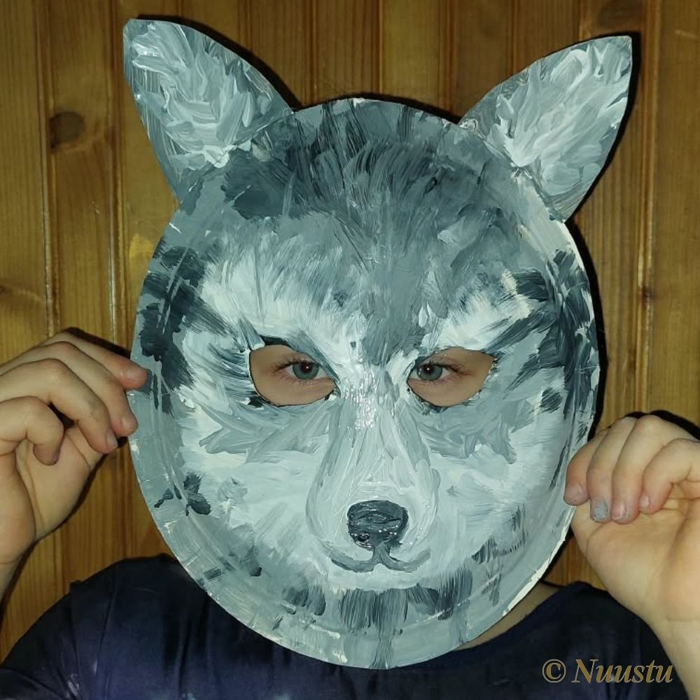 Nummi valmistatud papptaldrikust hundimask enne pesukummi kinnitamist