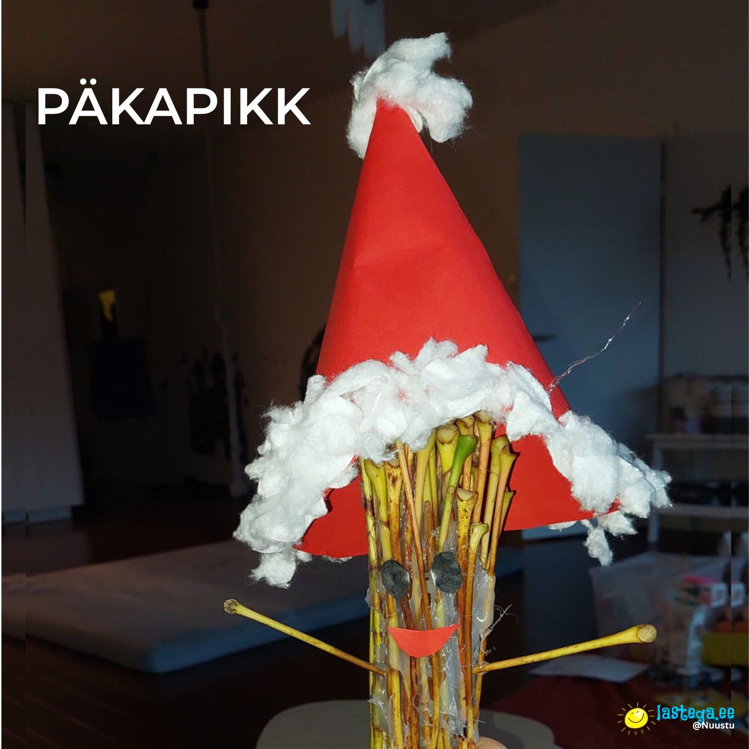Luuletus päkapikkudest ja nende töödest jõuluajal. Luuletuse autor meisterdas okstest päkapiku ja pani paberist tutimütsi päehe.