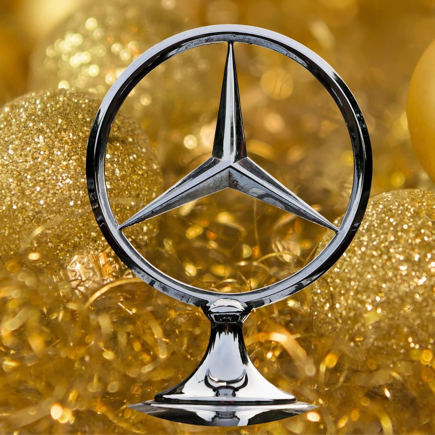 Luuletus Mercedes autost. Vanaaegne Mercedese mudel jõulusel taustal.