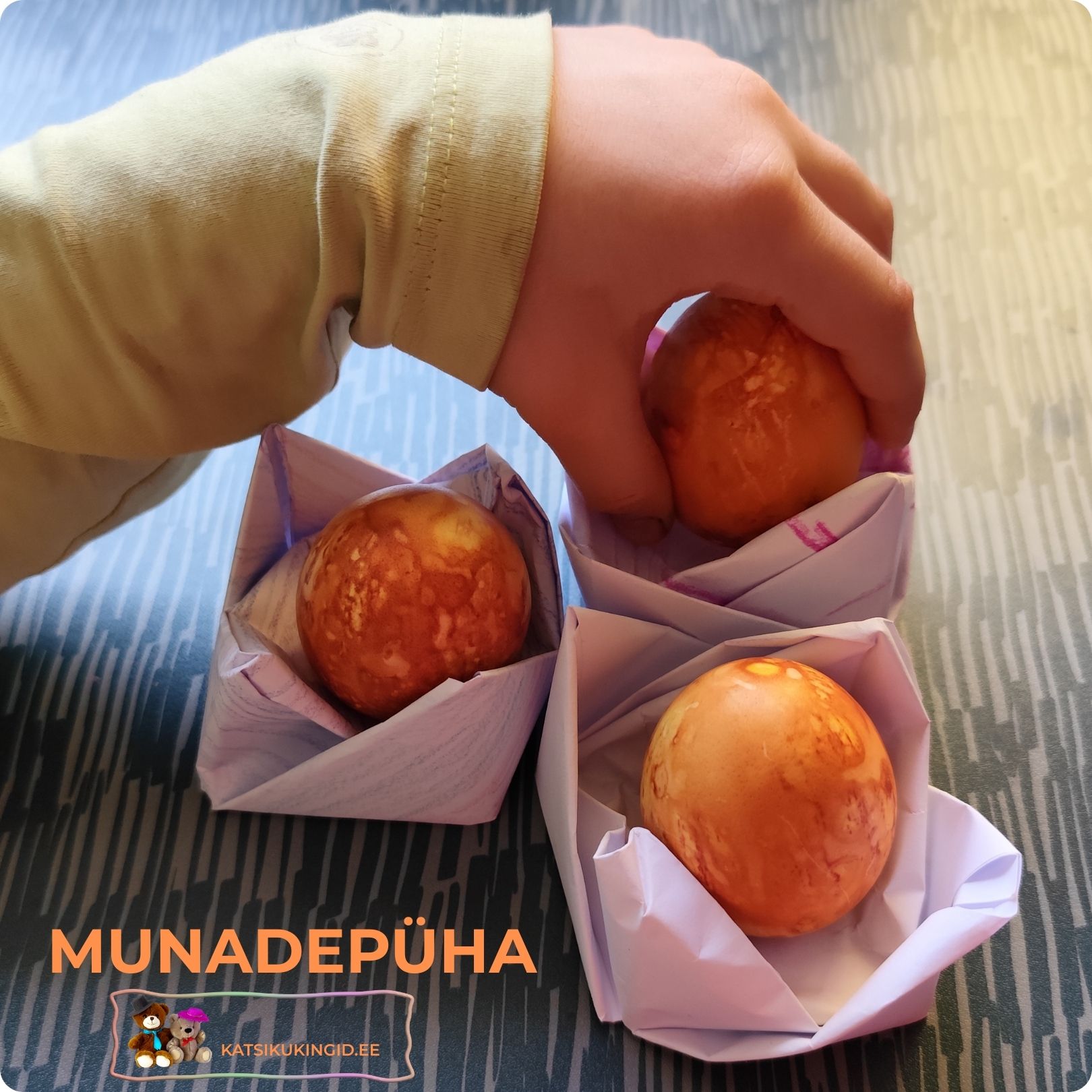 Munadepüha vaiksel laupäeval värvi mune sibulakoortega! @katsikukingid.ee Munadepüha vaiksel laupäeval värvi mune sibulakoortega! @katsikukingid.ee