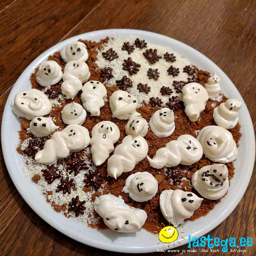 Meie pere laste valmistatud kummituskujulised beseeküpsised Halloweeniks